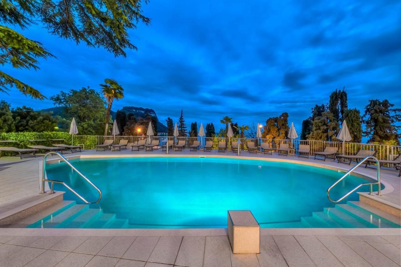 Hotel Excelsior Le Terrazze Garda  Zewnętrze zdjęcie